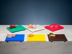 Read more about the article Norme HACCP sur les planches à découper en cuisine: quels sont les règlements et quelles couleurs sont incluses