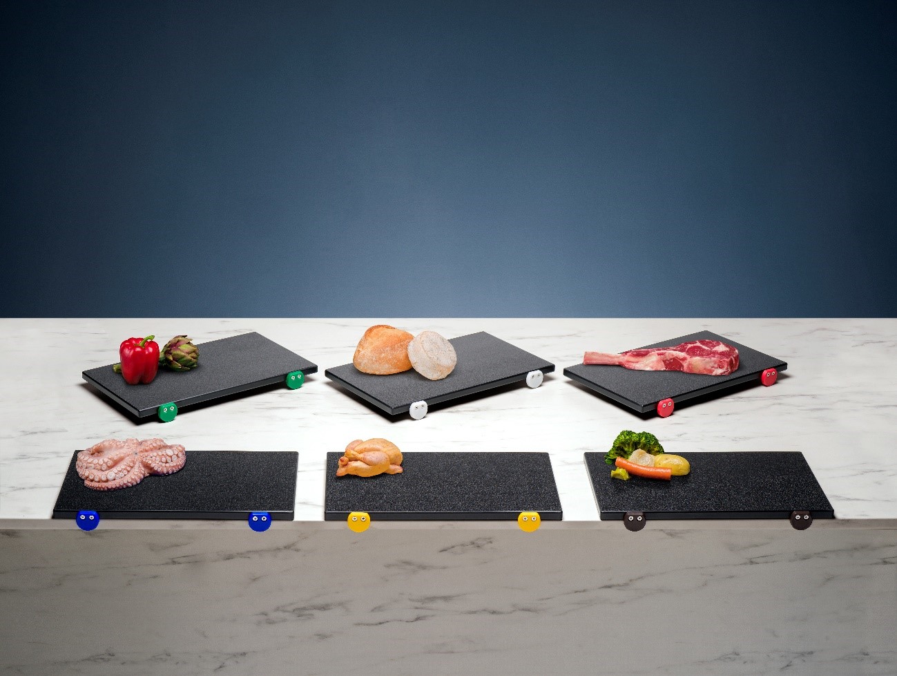 Read more about the article Taglieri Nero con Borchie Colorate: Design e Igiene per le Cucine Moderne